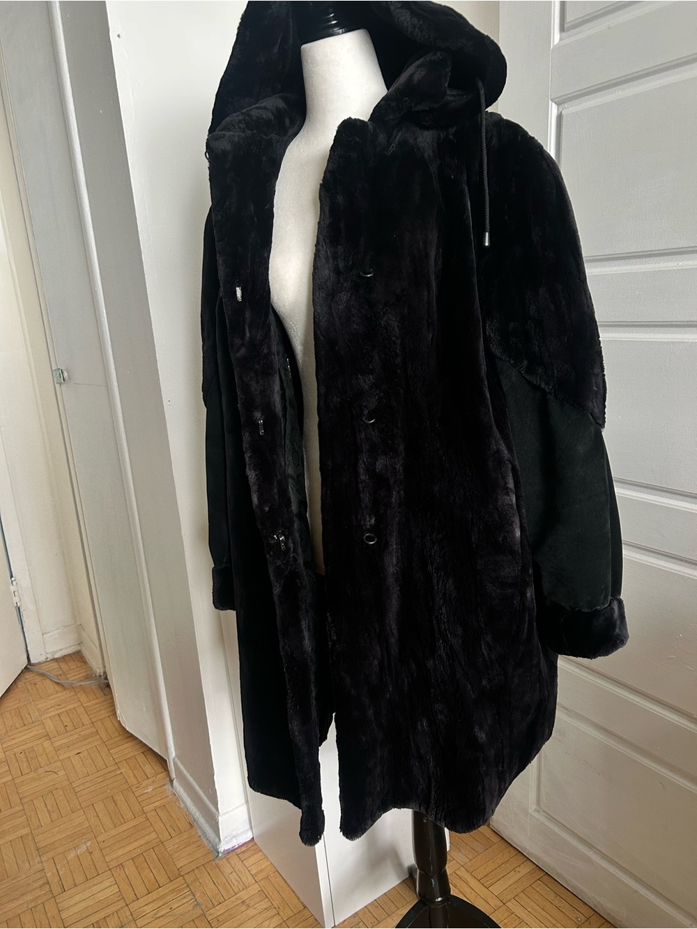 La Flamme Fourrure Victoriaville Hooded Fur & Leather Coat Black – Very Good